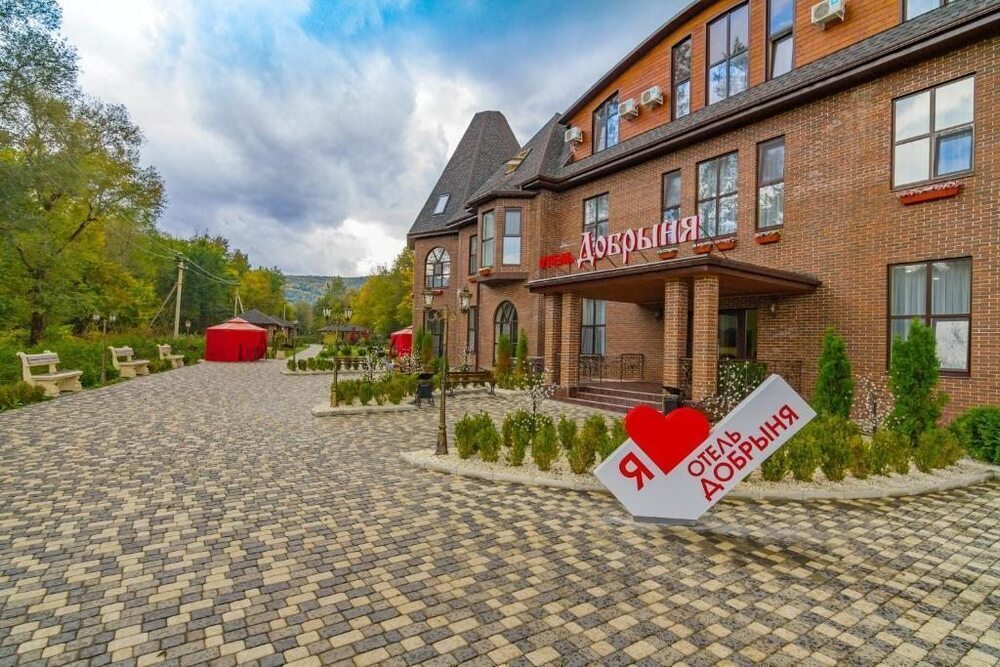 Просторном бассейне Просторном бассейне